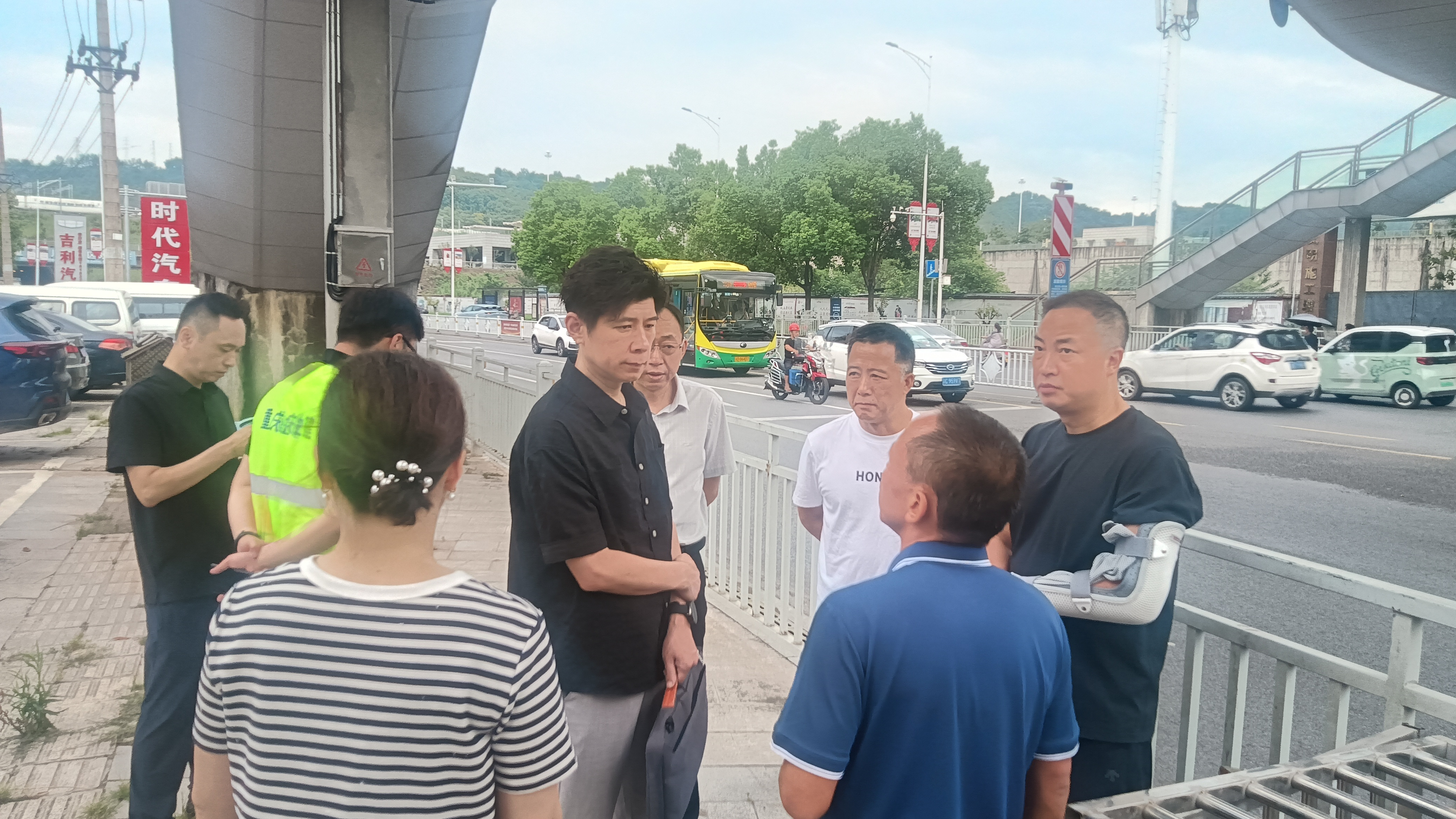 街道于书记,周主任陪同上级领导检查高阳社区维多利亚易涝点.jpg