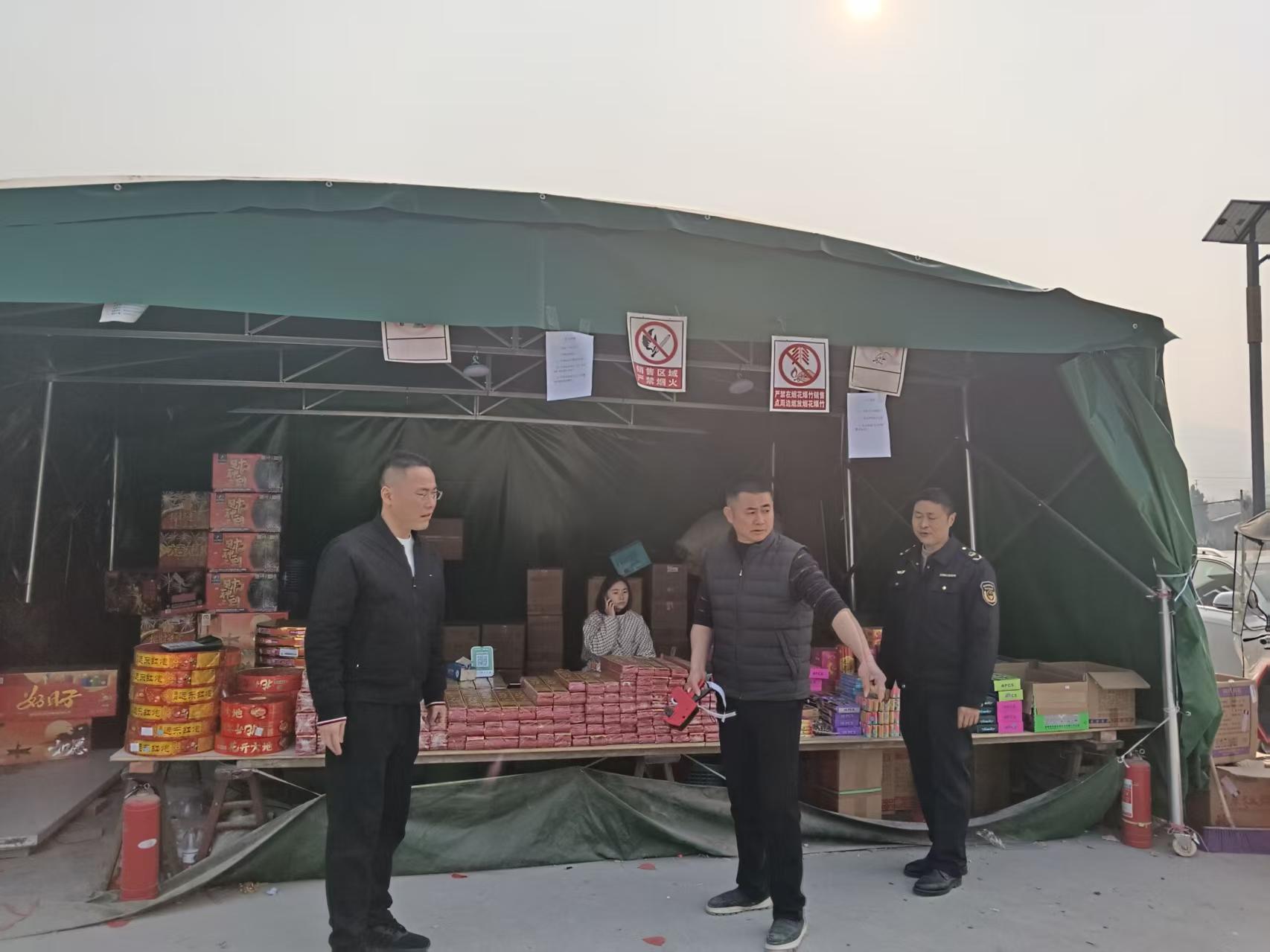 双凤镇巡查烟花爆竹售卖点.jpg