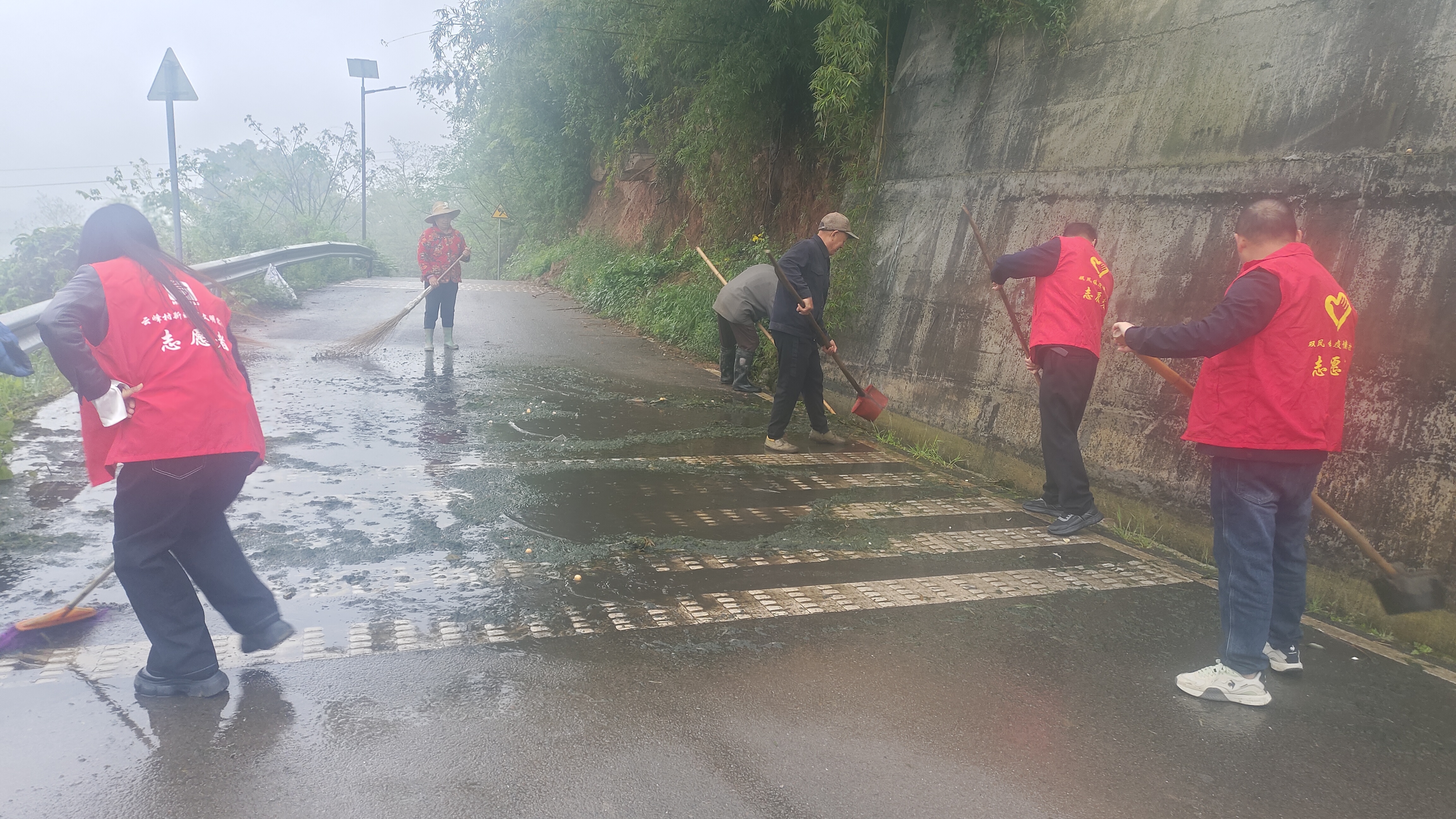 双凤镇清理污水沟.jpg