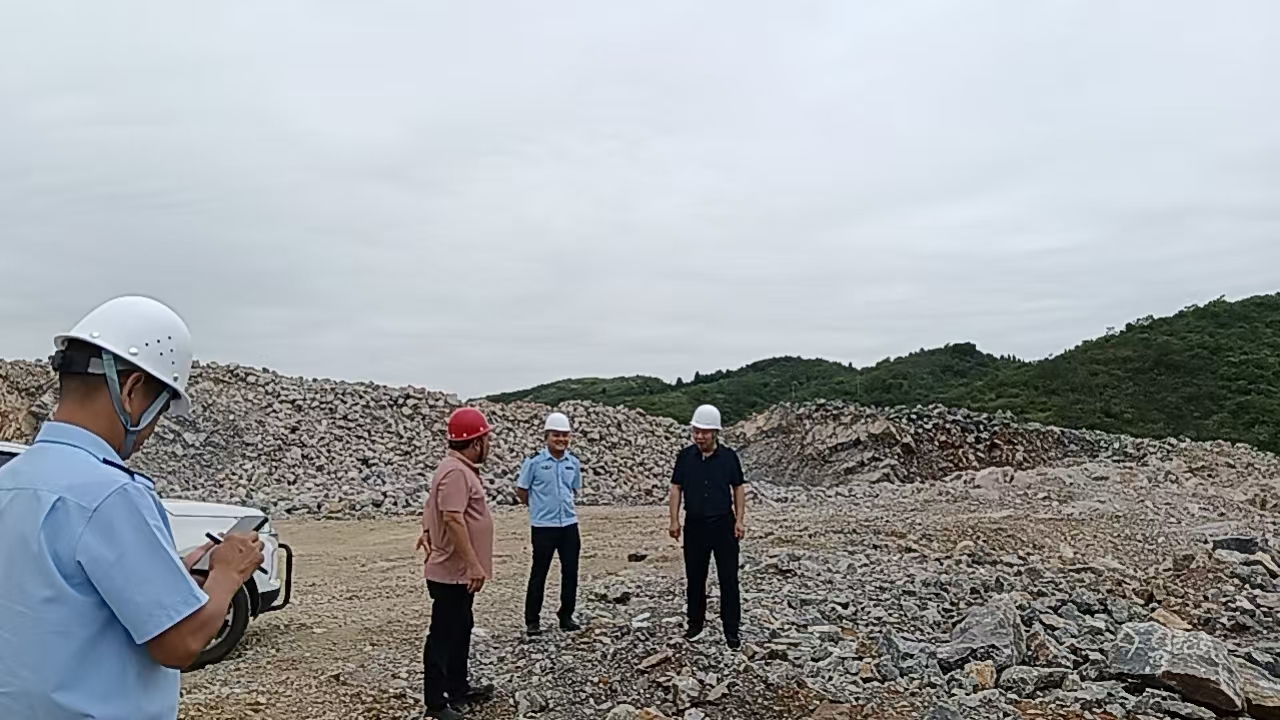双凤镇检查矿山安全.jpg