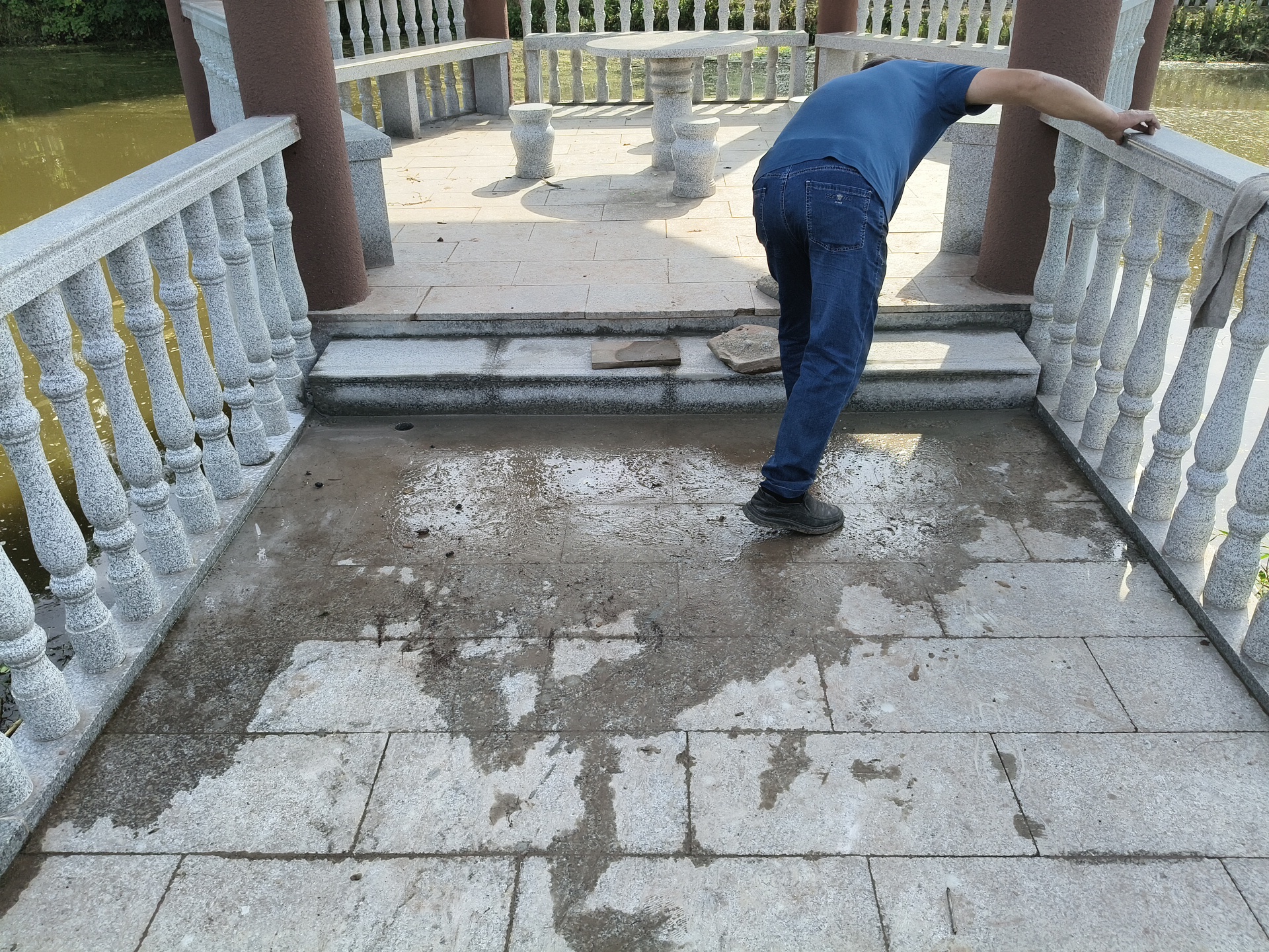 八角亭增设台阶,开孔导流.jpg