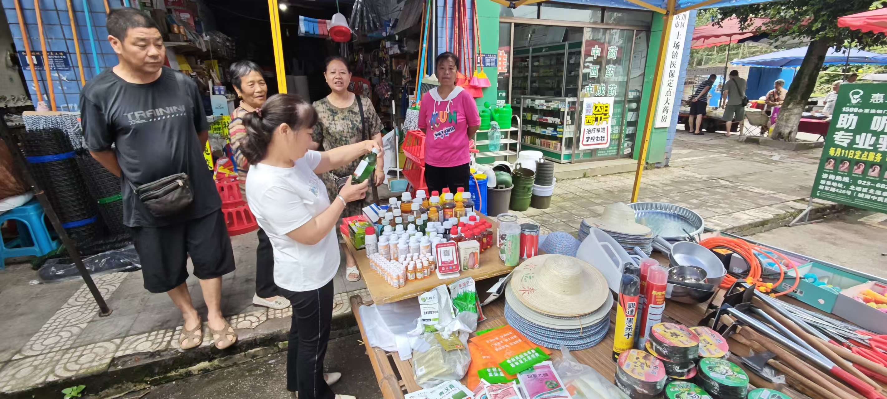 土场镇产业发展服务中心检查辖区农药种子安全.jpg