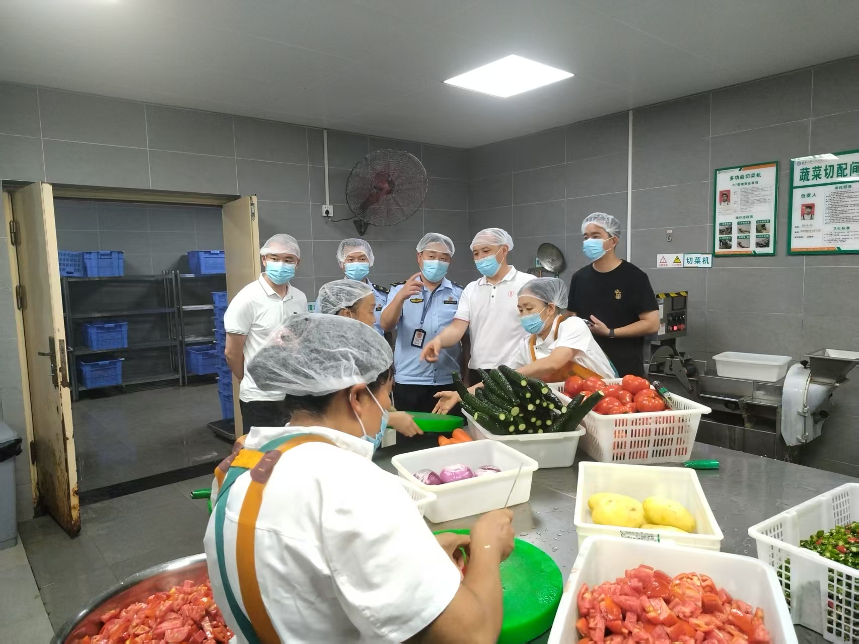 区市场监管局检查土场镇中考考点食品安全.jpg