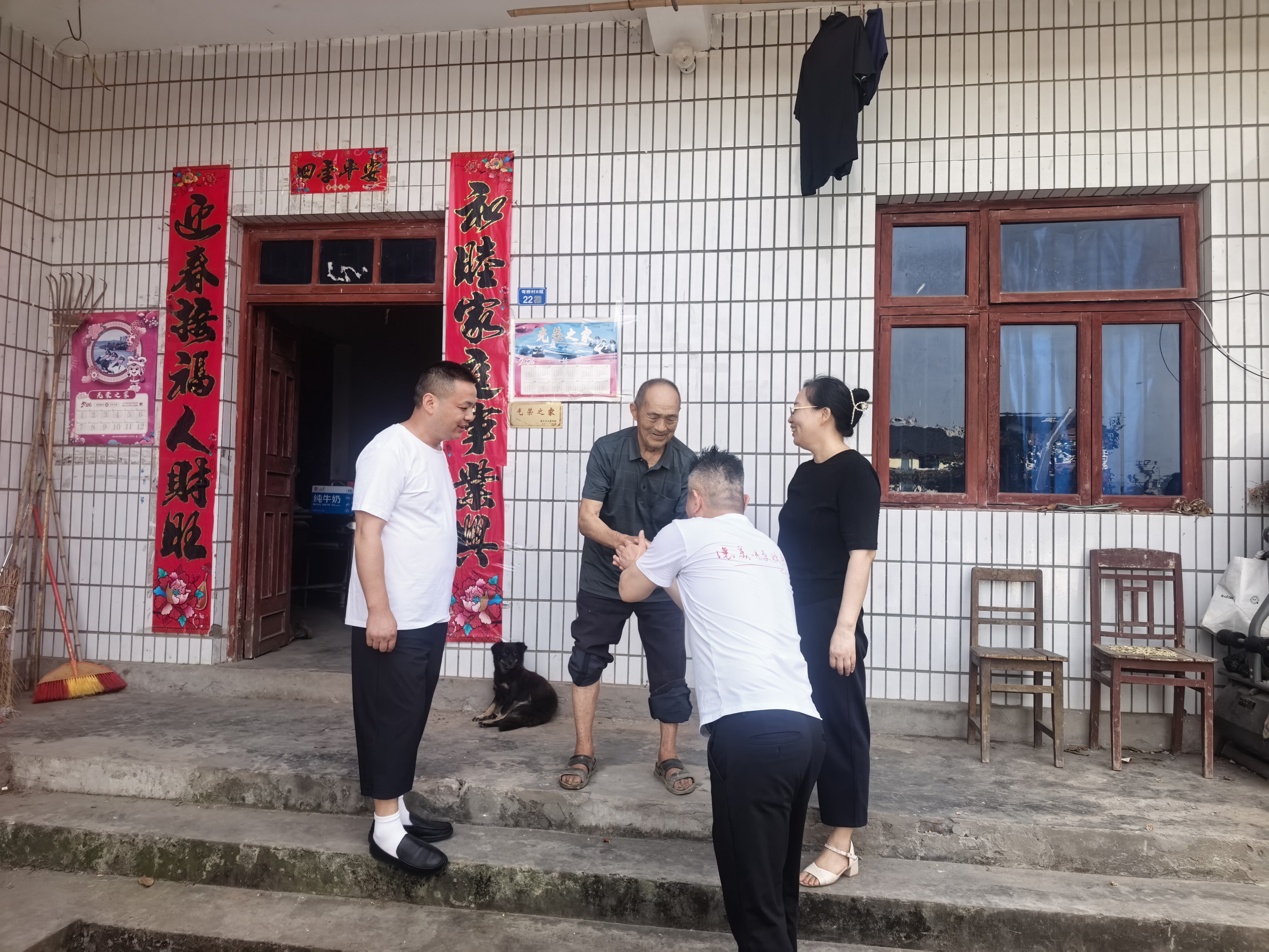 卢站长与汤嫂食品厂一起慰问弯桥村参战老兵.jpg