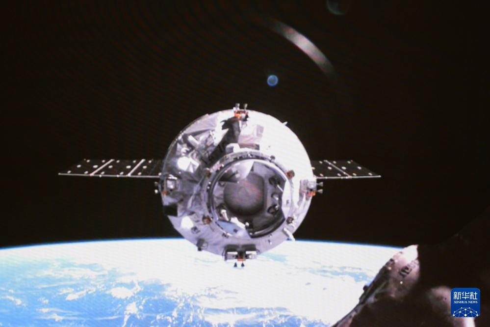 天舟十号货运飞船与空间站组合体完成交会对接.jpg