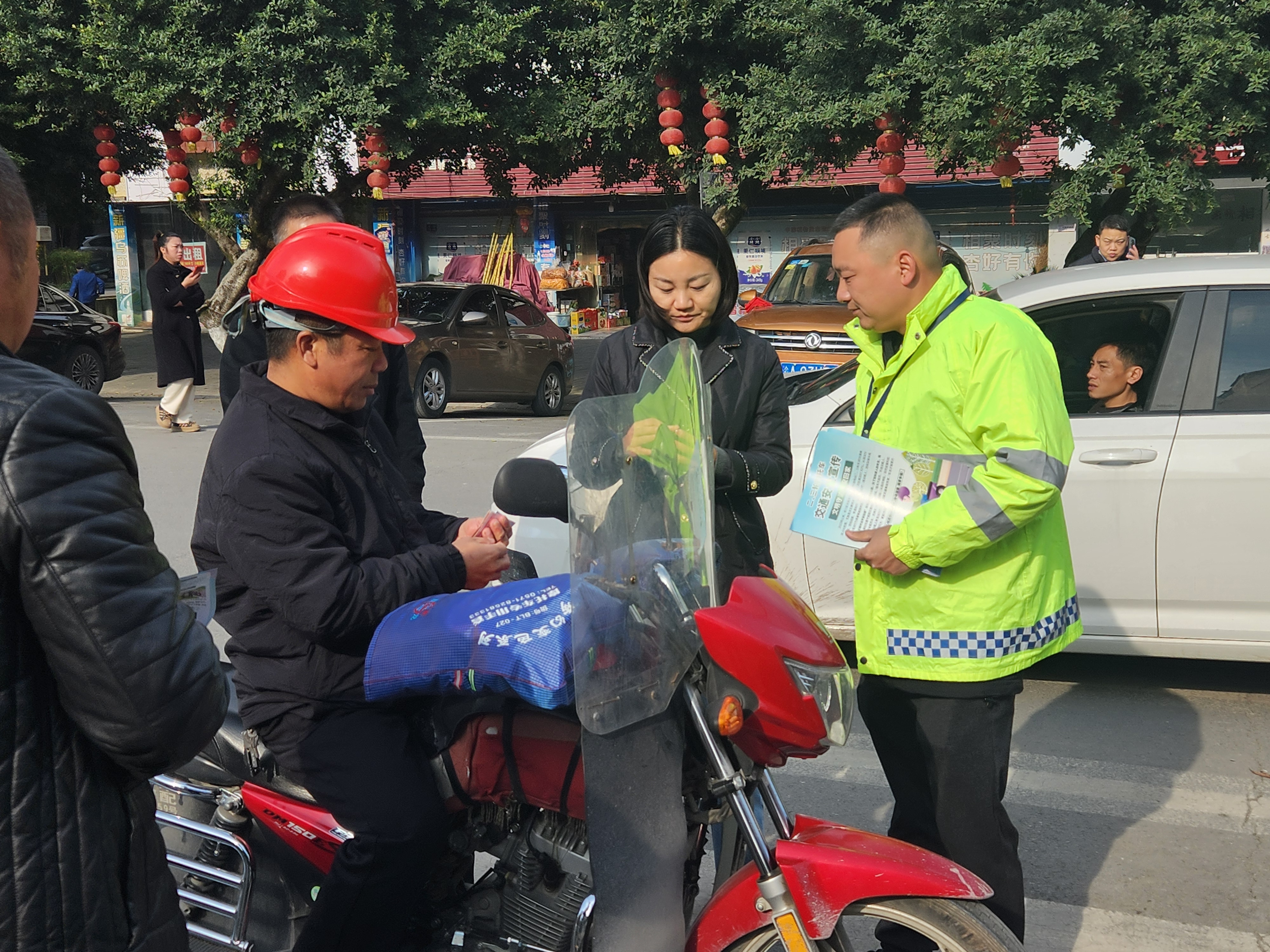 盐井街道党工委书记李敏带队对辖区进行交通安全检查.jpg