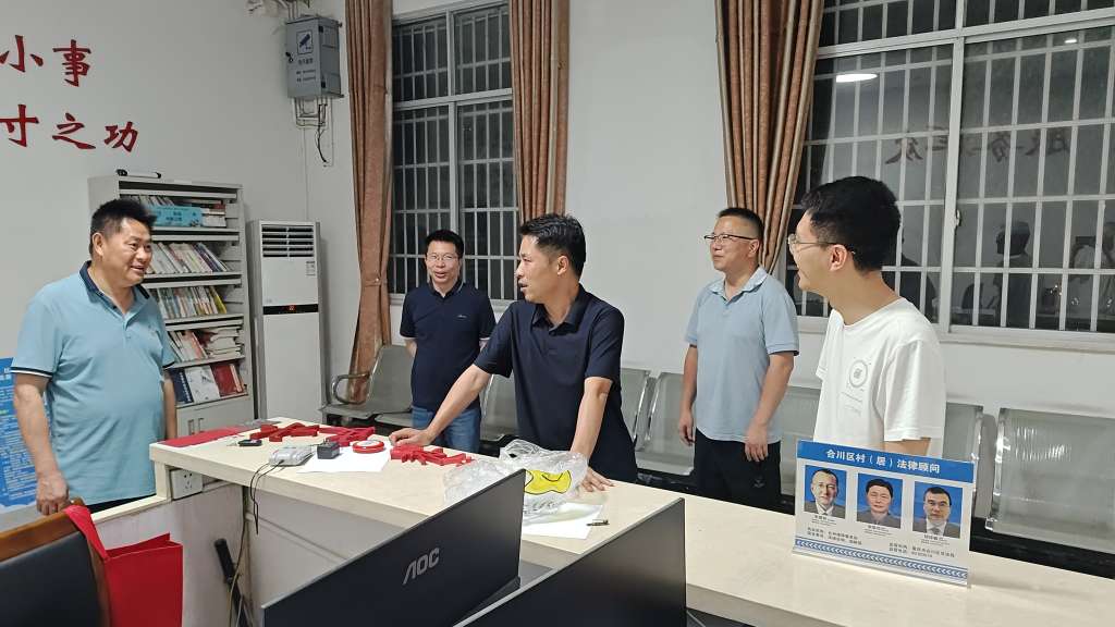 盐井街道办事处主任张林森带队检查各村(社区)汛期雨天夜间值班值守情况.jpg