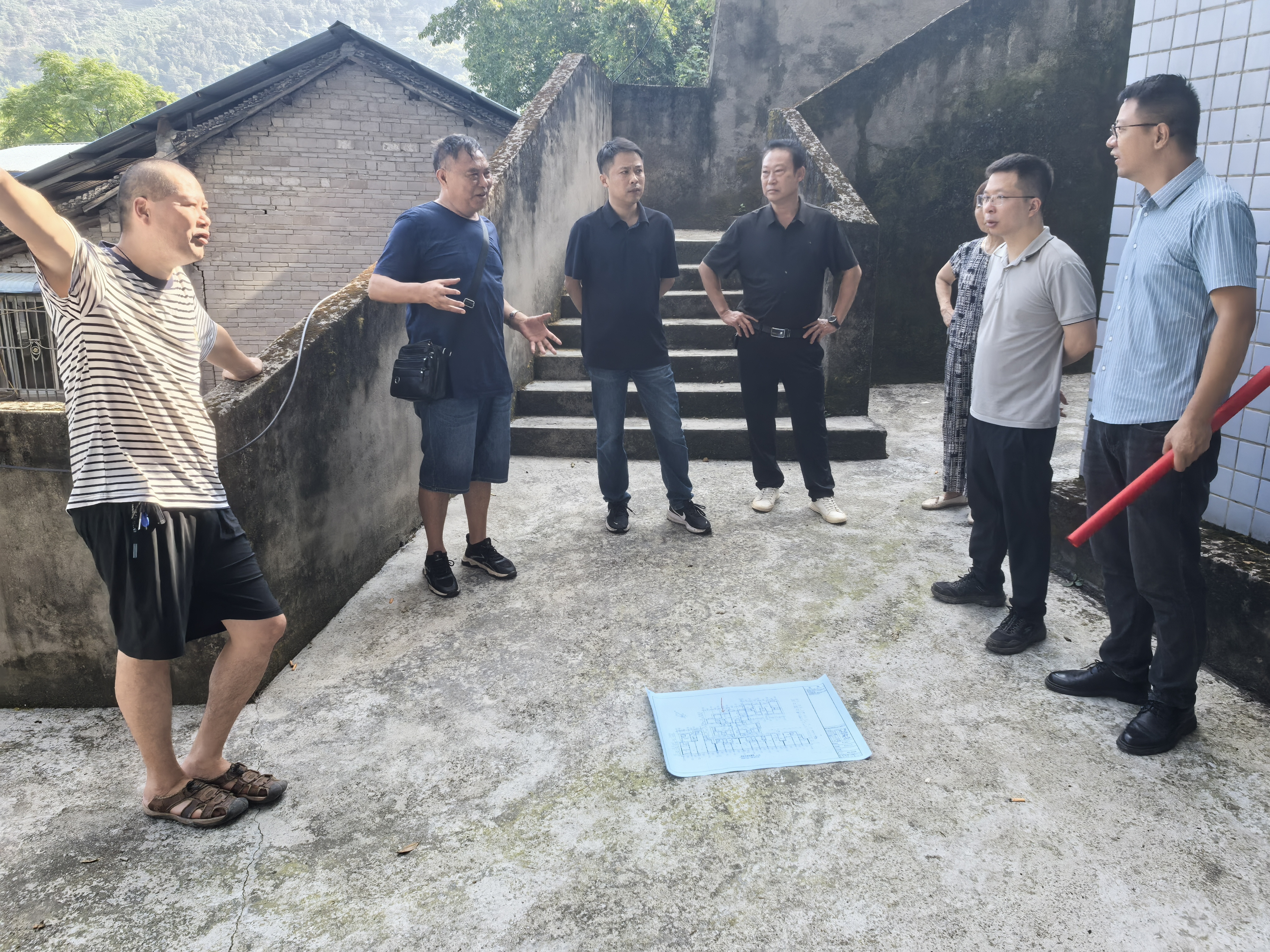 盐井街道办事处主任张林森带队巡查、复核场镇房屋安全.jpg